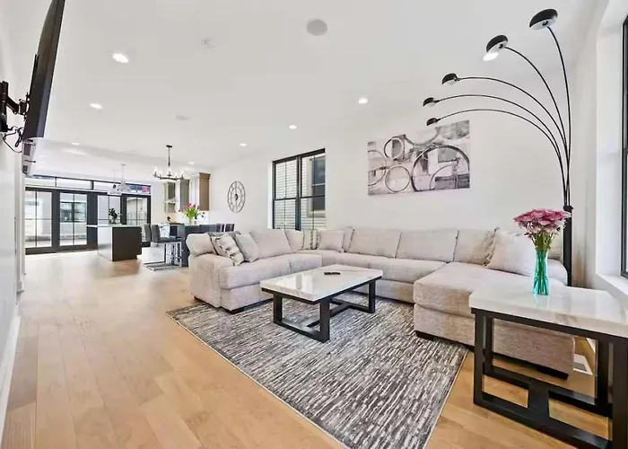 Сasa de vacaciones Jungle House Luxury Homes - Downtown Short North - Near Convention Center & Nationwide Arena - Sleeps Up To 15 - Free Parking - Over 5,800 Five Stars *