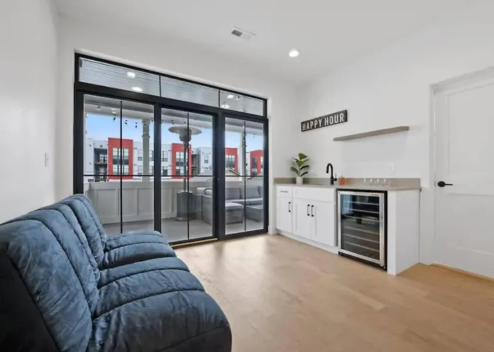 Jungle House Luxury Homes - Downtown Short North - Near Convention Center & Nationwide Arena - Sleeps Up To 15 - Free Parking - Over 5,800 Five Stars * Columbus