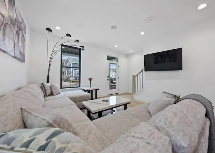 Jungle House Luxury Homes - Downtown Short North - Near Convention Center & Nationwide Arena - Sleeps Up To 15 - Free Parking - Over 5,800 Five Stars * Columbus