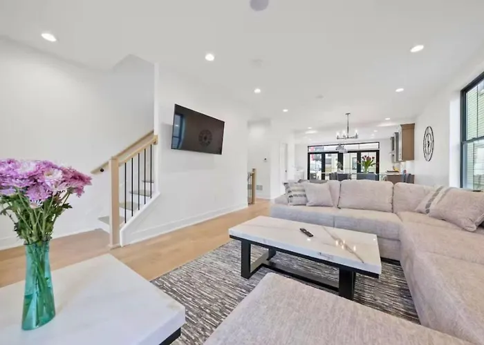Jungle House Luxury Homes - Downtown Short North - Near Convention Center & Nationwide Arena - Sleeps Up To 15 - Free Parking - Over 5,800 Five Stars