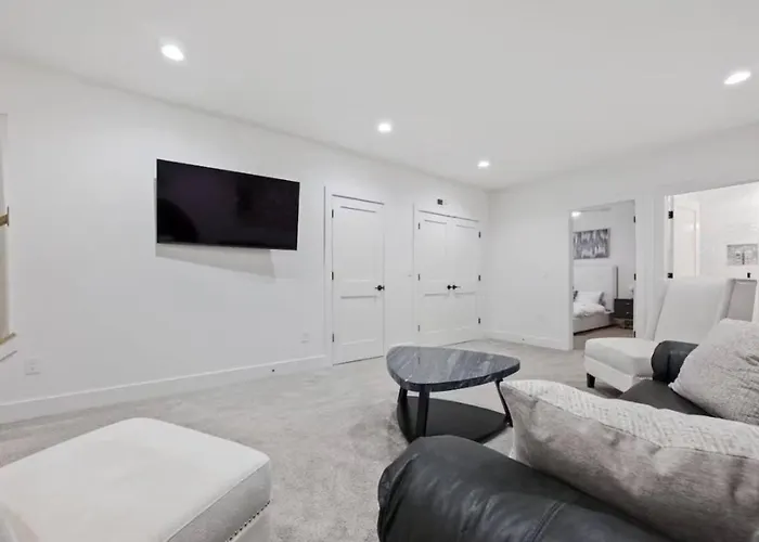 Jungle House Luxury Homes - Downtown Short North - Near Convention Center & Nationwide Arena - Sleeps Up To 15 - Free Parking - Over 5,800 Five Stars * Columbus