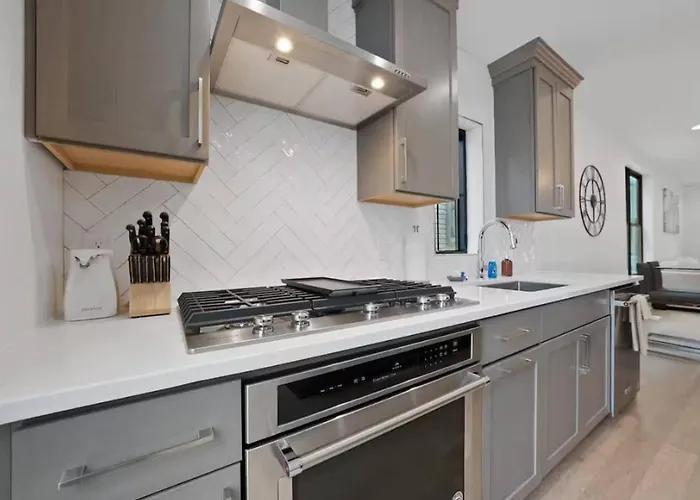 Jungle House Luxury Homes - Downtown Short North - Near Convention Center & Nationwide Arena - Sleeps Up To 15 - Free Parking - Over 5,800 Five Stars