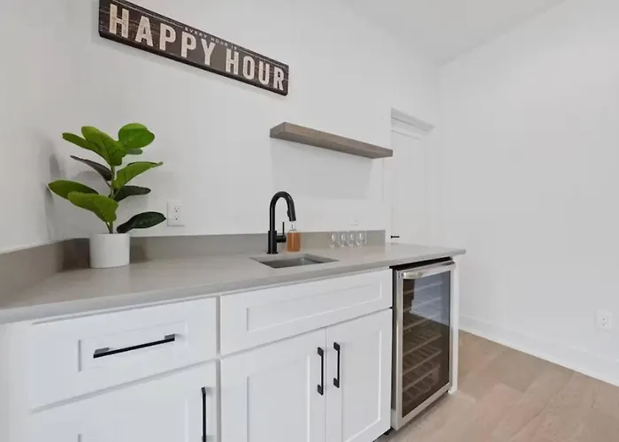 Jungle House Luxury Homes - Downtown Short North - Near Convention Center & Nationwide Arena - Sleeps Up To 15 - Free Parking - Over 5,800 Five Stars * Columbus
