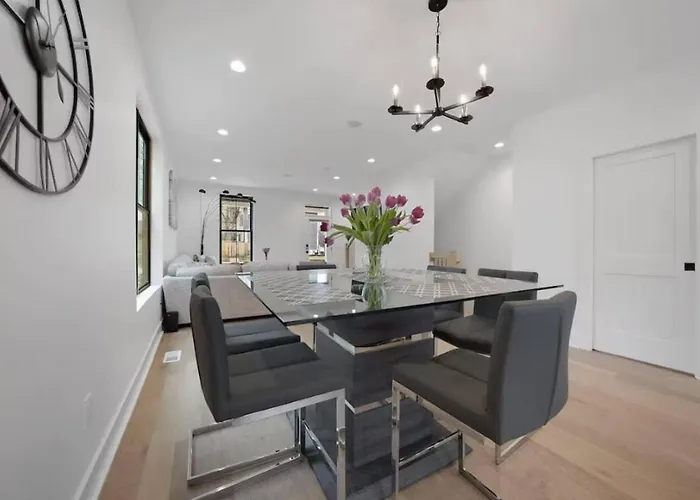 Jungle House Luxury Homes - Downtown Short North - Near Convention Center & Nationwide Arena - Sleeps Up To 15 - Free Parking - Over 5,800 Five Stars *
