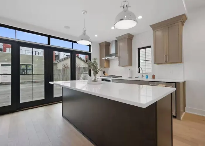 Сasa de vacaciones Jungle House Luxury Homes - Downtown Short North - Near Convention Center & Nationwide Arena - Sleeps Up To 15 - Free Parking - Over 5,800 Five Stars Columbus