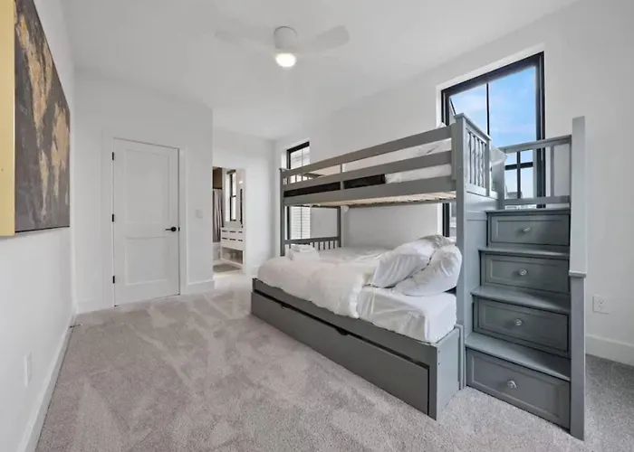 Jungle House Luxury Homes - Downtown Short North - Near Convention Center & Nationwide Arena - Sleeps Up To 15 - Free Parking - Over 5,800 Five Stars Columbus