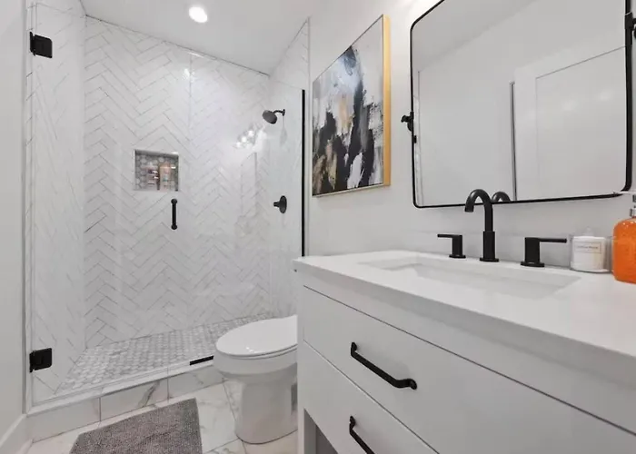 Jungle House Luxury Homes - Downtown Short North - Near Convention Center & Nationwide Arena - Sleeps Up To 15 - Free Parking - Over 5,800 Five Stars