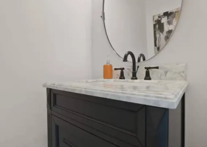 Jungle House Luxury Homes - Downtown Short North - Near Convention Center & Nationwide Arena - Sleeps Up To 15 - Free Parking - Over 5,800 Five Stars *