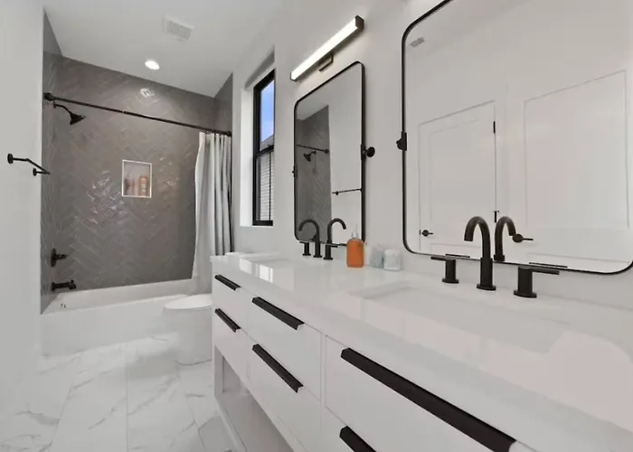 Сasa de vacaciones Jungle House Luxury Homes - Downtown Short North - Near Convention Center & Nationwide Arena - Sleeps Up To 15 - Free Parking - Over 5,800 Five Stars Columbus