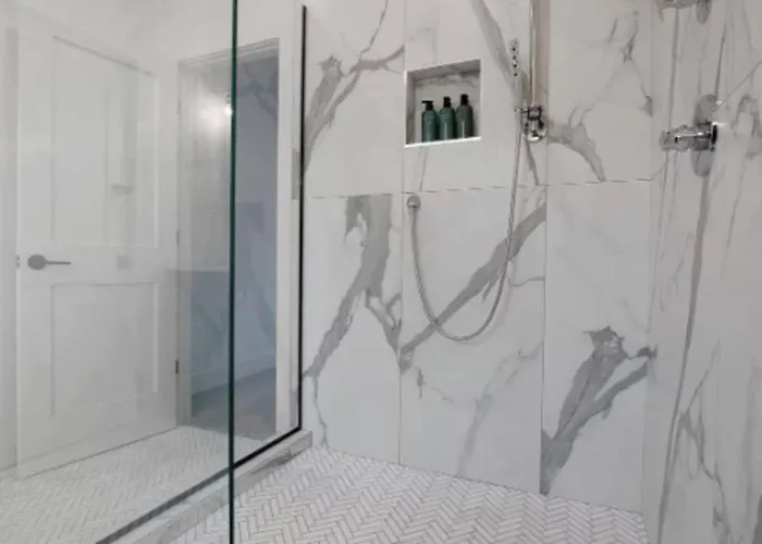 Jungle House Luxury Homes - Downtown Short North - Near Convention Center & Nationwide Arena - Sleeps Up To 15 - Free Parking - Over 5,800 Five Stars