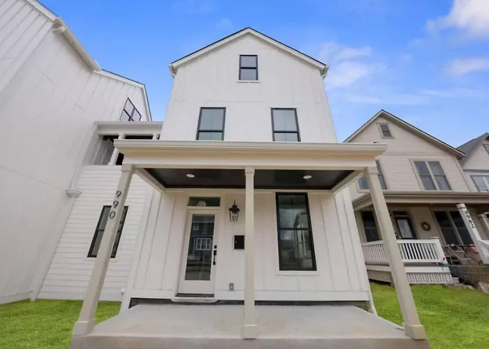 Jungle House Luxury Homes - Downtown Short North - Near Convention Center & Nationwide Arena - Sleeps Up To 15 - Free Parking - Over 5,800 Five Stars